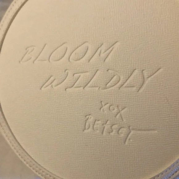 Betsey Johnson White Multi Round Kitsch  Daisy Flower Crossbody Bag NWT - Picture 9 of 16